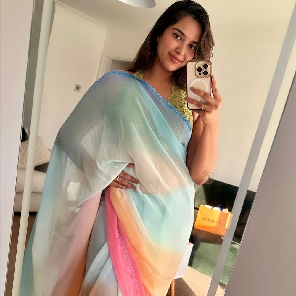 పూజిత సోషల్ మీడియాలో చురుకుగా ఉంటూ తన ఫోటోలు, అప్డేట్లను అభిమానులతో పంచుకుంటుంది. పూజిత సోషల్ మీడియాలో మంచి ఫ్యాన్ ఫాలోయింగ్ ఉంది. ఈ అమ్మడు నెట్టింట క్రేజీ ఫొటోలతో అభిమానులను కవ్విస్తుంది.