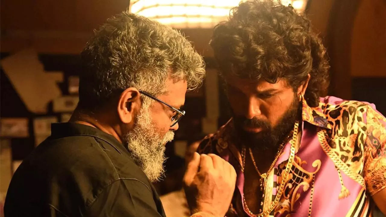 పుష్ప క్యారెక్టర్ అనేది చాలా డిఫరెంట్. ముఖ్యంగా పుష్ప అనే పేరు ఎక్కువగా మహిలళకు ఉంటుంది. కానీ డైరెక్టర్ హీరోనే స్మగ్లర్ చేసి, ముఖ్యంగా తనకు పుష్ప అనే పేరు పెట్టడం అనేది సరికొత్త కాన్సెప్ట్. అయితే పుష్ప సినిమాలో ఇలా అల్లు అర్జున్ కు పేరు పెట్టడం వెనుక ఓస్మగ్లర్ ఉన్నారంటున్నారు దర్శకుడు సుకుమార్.