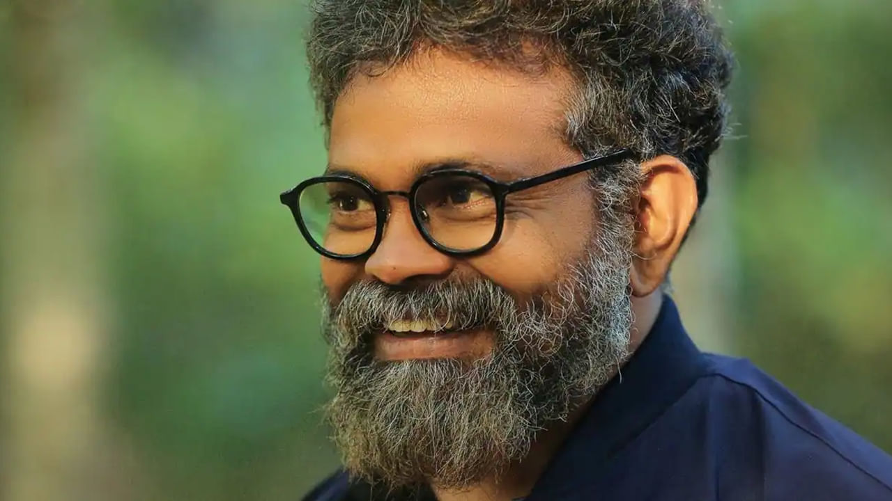 ఆయన తాజాగా ఓ ఈ వెంట్ లో పాల్గొని పుష్ప సినిమాకు సంబంధించిన షాకింగ్ సీక్రెట్స్ రివీల్ చేశారు. సుకుమార్ మాట్లాడుతూ.. నేను పుష్ప సినిమా తీయాలి అనుకున్నప్పుడు పుష్ప రాజ్ అనే ఓస్మగ్లర్ ను కలిశాను. తనను కలవడం చాలా బాగా అనిపించింది.