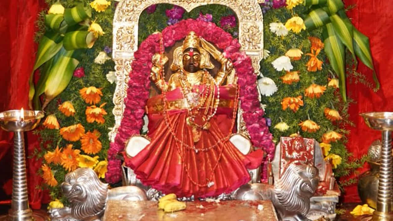 అప్పటికి విజయరామరాజు సోదరి శ్రీ పైడిమాంబ స్మాల్పాక్స్తో బాధపడుతోంది. ఆమె అమ్మవారి పూజలో ఉండగా విజయరామరాజు కష్టాల్లో ఉన్నాడని తెలిసింది. ఆమె ఈ విషయాన్ని తన సోదరుడికి తెలియజేయాలనుకుంది మరియు విజయనగరం సైనికుల ద్వారా సందేశాన్ని తెలియజేయడానికి ప్రయత్నించింది, కానీ ప్రతి ఒక్కరూ యుద్ధంలో ఉన్నారు.