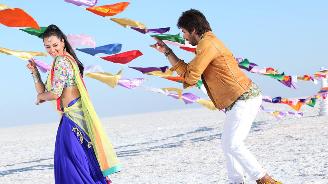 ఆర్... రాజ్‌కుమార్.. ఈ సినిమా అంత తెలియకపోయిన, ఇందులో 'చీర కే ఫాల్ సా' సాంగ్ మాత్రం బాగా ఫేమస్ అయింది. ఈ మూవీ కోసం కోసం రూ.20 కోట్ల బడ్జెట్‌తో సెట్స్ వేశారు. ఈ చిత్రం యొక్క హై-వోల్టేజ్ యాక్షన్, పండుగ సన్నివేశాల కోసం మొత్తం చిన్న-పట్టణ రాజస్థానీ ప్రకృతి దృశ్యాన్ని నిర్మించారు. దీనిని ఆర్ట్ డైరెక్టర్ వాసిక్ ఖాన్ ప్రాంతీయ సౌందర్యానికి ఉత్సాహభరితమైన శ్రద్ధతో రూపొందించారు.