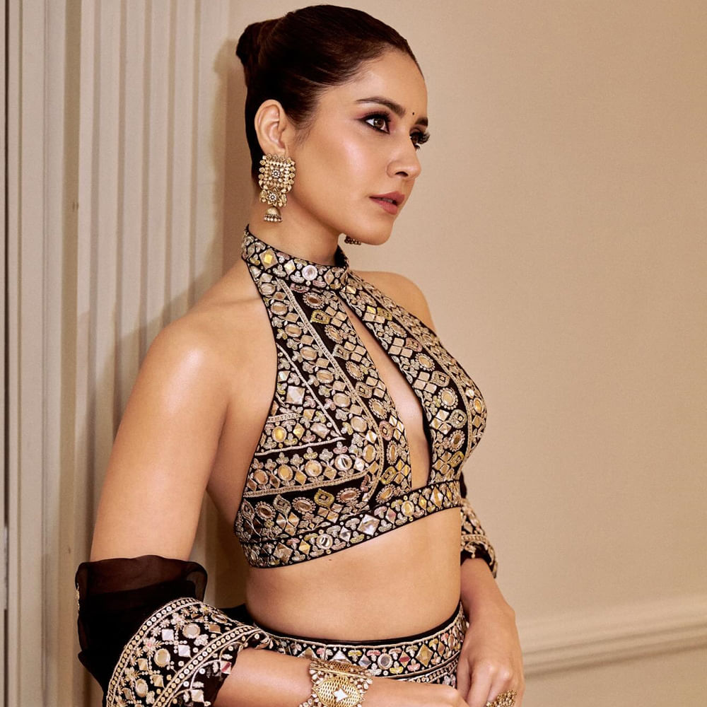 నట్టింట్లో అంత వెరైటీ సబ్జెక్టులు అలరిస్తున్నప్పుడు థియేటర్ల వరకూ జనాలను రప్పించాలంటే లార్జర్‌ దేన్‌ లైఫ్‌ కథలతోనే ముందుకెళ్లాలన్నది ఈ బ్యూటీ స్టేట్‌మెంట్‌. రాశీఖన్నా నటించిన అగత్య ఇటీవల రిలీజ్‌ అయింది. 