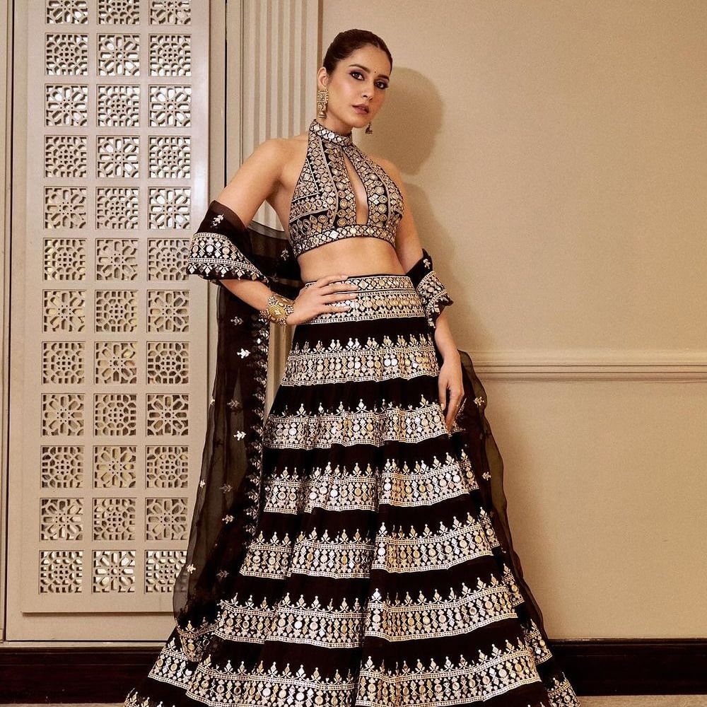 అంతే కాదు, సీన్‌ కంప్లీట్‌ చేశాక అందులోనుంచి బయటకు రావడం కూడా పెద్ద ఎక్సర్‌సైజ్‌ అంటున్నారు. తెలుగుకు రాశీ దూరమవుతున్నారన్నది రీసెంట్‌ టైమ్స్ లో ఎక్కువగా వినిపిస్తున్న మాట. అయితే అలాంటిదేమీ లేదన్నది రాశీ ఇస్తున్న క్లారిటీ. భావోద్వేగాలు ఎక్కడైనా ఒకటేనని,  మంచి సబ్జెక్టుల్లో భాగం కావడానికి తానెప్పుడూ రెడీగా ఉన్నానని చెబుతున్నారు రాశీ. 