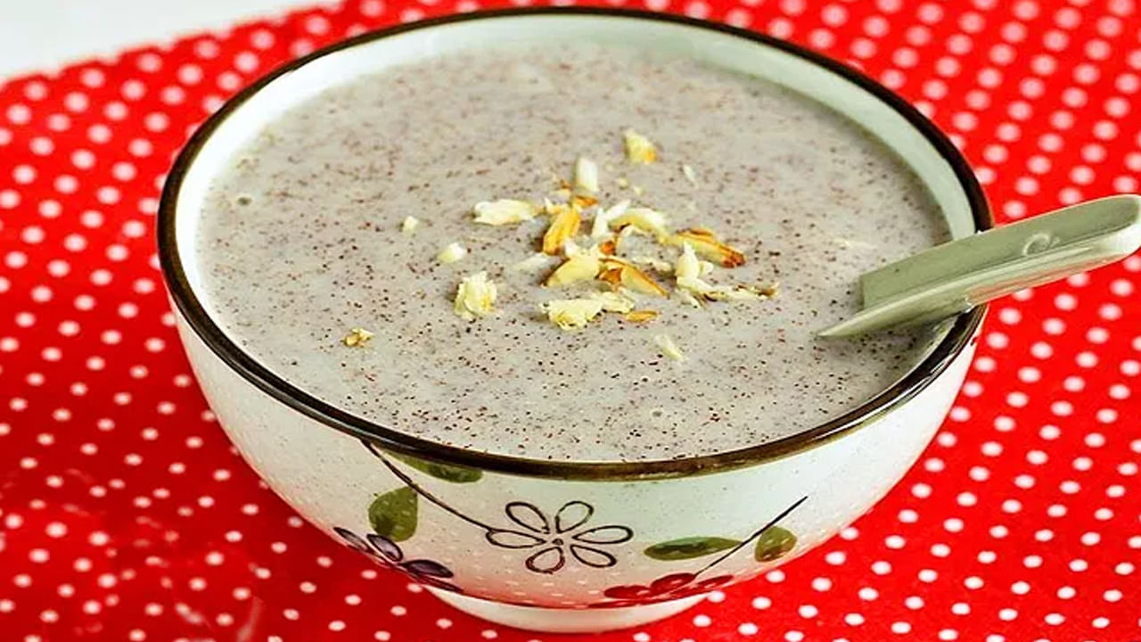 వేసవిలో ఎక్కువగా చెమట పడుతుంది. దీంతో శరీరం డీహైడ్రేట్ అవుతుంది. రాగి జావ తాగడం వల్ల శరీరం డీహైడ్రేట్ అవకుండా ఉంటుంది. రాగుల్లో గ్లైసెమిక్ ఇండెక్స్ తక్కువగా ఉంటుంది. ఇది మీ రక్తంలో షుగర్ లెవల్స్ కంట్రోల్లో ఉంచుతుంది. రాగి జావ రెగ్యులర్ గా తాగితే రాగుల్లో ఉండే పోషకాలు చర్మాన్ని తేమగా, ఆరోగ్యంగా ఉంచుతాయి.