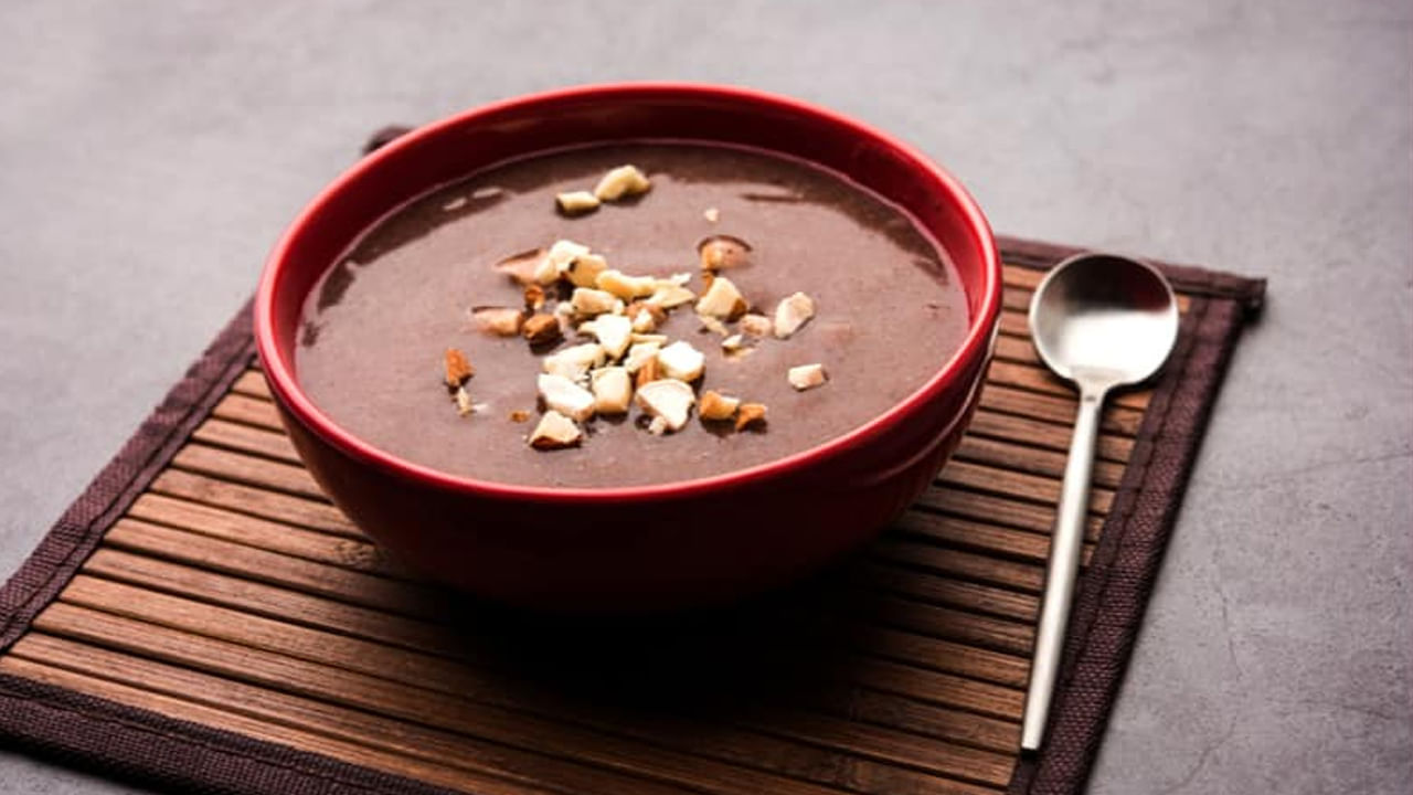 క్రమం తప్పకుండా రాగులు తీసుకోవడం వల్ల విటమిన్ డి లోపాన్ని అధిగమించవచ్చు. రాగులలో పీచు పదార్థం, క్యాల్షియం అధికంగా ఉంటాయి. మధుమేహం, అధిక రక్తపోటుతో బాధపడేవారు రాగి జావ, మజ్జిగ కలిపి తీసుకుంటే ఆరోగ్యానికి ఎంతో మంచిది. ఇలా తీసుకుంటే ఎక్కువ పోషకాలు శరీరానికి అందుతాయి.