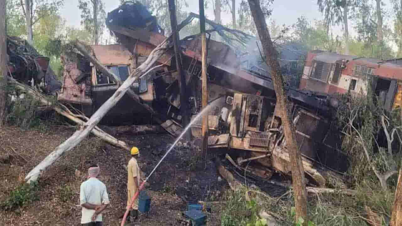 Jharkhand: మరో ఘోర రైలు ప్రమాదం.. మంటల్లో లోకో పైలెట్లు సహా ముగ్గురు మృతి..!