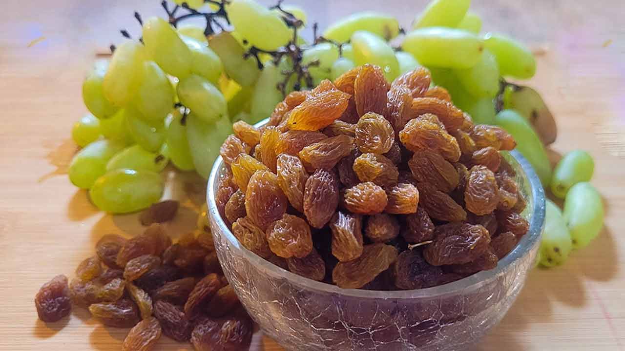 ఎండుద్రాక్షలో పొటాషియం, భాస్వరం, కాల్షియం, ఫైబర్ అధికంగా ఉంటుంది. విటమిన్ ఎ, బీటా కెరోటిన్, యాంటీ ఆక్సిడెంట్లు ఉంటాయి.  విటమిన్ బి కాంప్లెక్స్ రక్త పరిమాణాన్ని పెంచుతుంది, ఎండుద్రాక్షలో ఉండే ఫైబర్ కడుపులో గ్యాస్, ఆమ్లత్వం తగ్గిస్తుంది.