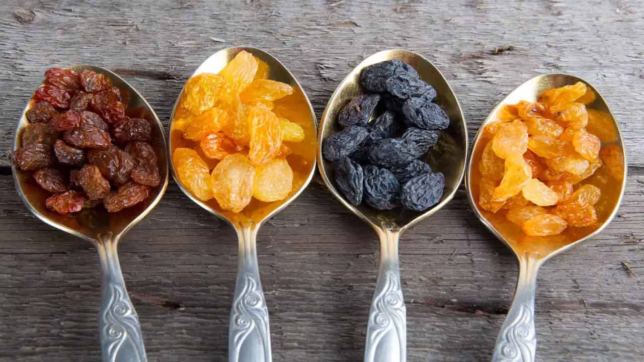  ఎండుద్రాక్షలో అనేక యాంటీ ఆక్సిడెంట్లు పుష్కలంగా ఉంటాయి. వీటిని రోజూ నానబెట్టి తినడం వల్ల రోగనిరోధక శక్తి పెరుగుతుంది. ఎండుద్రాక్షను నీటిలో నానబెట్టి తినడం వల్ల ఆరోగ్య ప్రయోజనాలు మరింతగా పెరుగుతాయని నిపుణులు చెబుతున్నారు. 