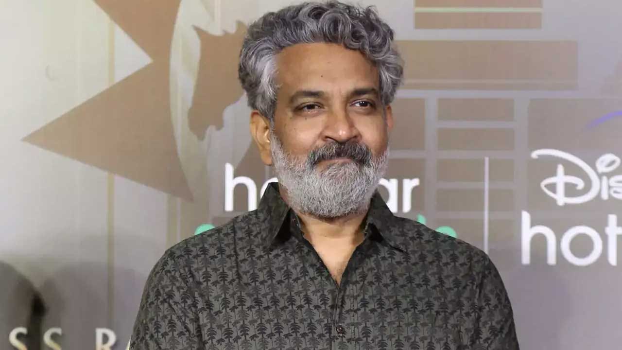 ప్రస్తుతం దీనికి సంబంధించిన న్యూస్ నెట్టింట తెగ వైరల్ అవుతోంది. ఇక ఈ హీరో స్టూడెంట్ నెం1 సినిమాతో దర్శకుడిగా మారాడు.ఈ సినిమా తర్వాత చాలా చాలా సినిమాలు తీసినప్పటికీ ఫెయిల్యూర్సే ఎక్కవగా ఉన్నాయి. తర్వాత వరసగా సినిమలతో విజయాలు అందుకుంటూ స్టార్ డైరెక్టర్ గా మంచి పరు సంపాదించుకున్నాడు.