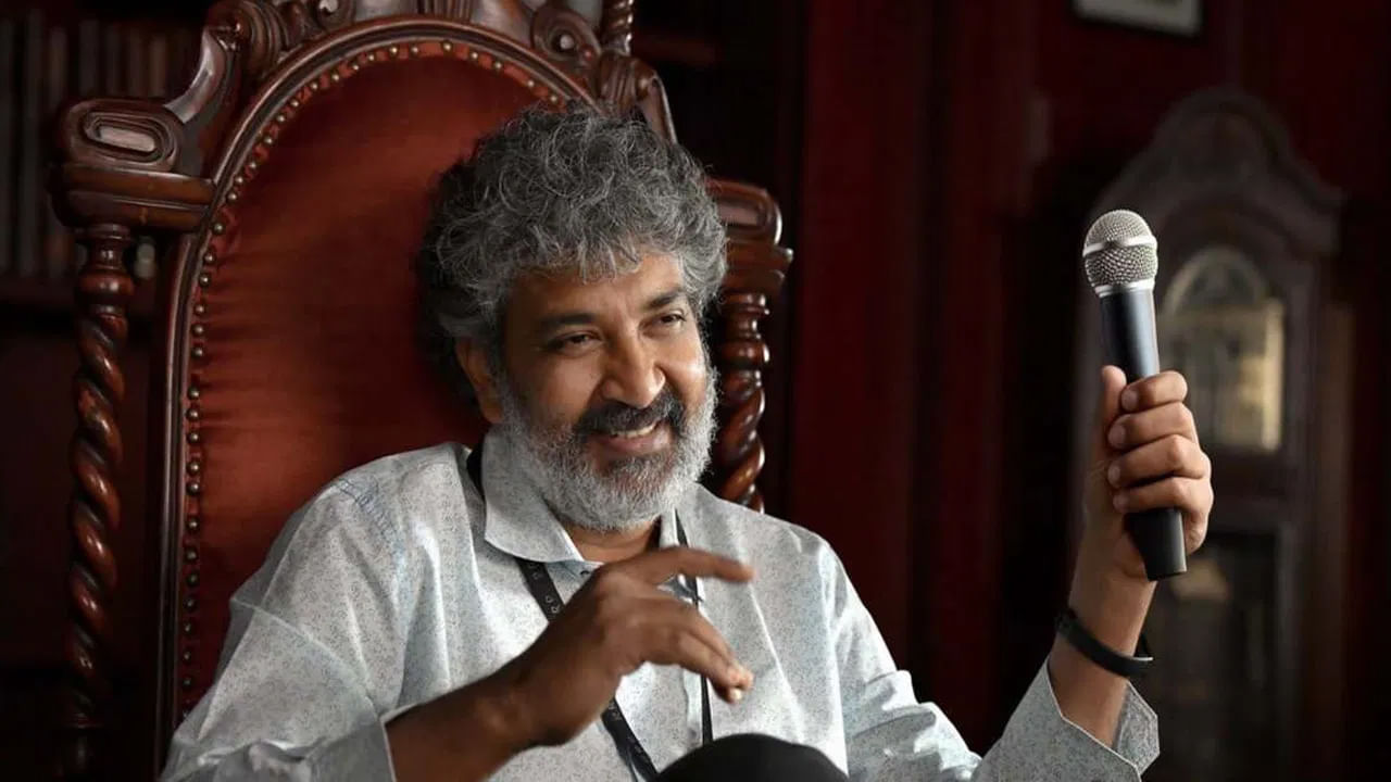  సక్సెస్‌కు ప్రమోషన్‌ ఎంత కీలకమో ముందే కనిపెట్టారు మోడ్రన్‌ మాస్టర్ రాజమౌళి. అందుకే తన సినిమాల ప్రమోషన్ కోసం సినిమా షెడ్యూల్స్‌ రేంజ్‌లో పబ్లిసిటీకి కూడా ప్లానింగ్ సెట్ చేస్తున్నారు. జక్కన్న సెట్‌ చేసిన ట్రెండ్‌ను టాలీవుడ్ మేకర్స్ అంతా పక్కాగా ఫాలో అవుతూ వస్తున్నారు.