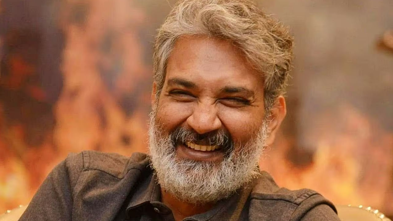 ఒడిశాలోని దేవ్‌మాలిని పర్వత ప్రాంతాల్లో ప్లాస్టిక్‌ వ్యర్థ పదార్థాలను తొలగించడంపై ప్రముఖ దర్శకుడు ఎస్‌ ఎస్‌ రాజమౌళి స్పందించారు. పర్వతంపై ప్లాస్టిక్‌ వ్యర్థాలను సేకరించిన వారి చొరవను ప్రశంసించారు. 'భవిష్యత్తు తరాల కోసం మన సహజ సంపదను కాపాడుకోవడానికి కృషి చేస్తూనే ఉందాం' అన్నారు.