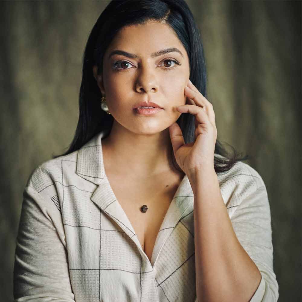 రాజశ్రీ దేశ్‌పాండే హిందీలో మోస్ట్ పాపులర్ బ్యూటీ. నేర నేపథ్యం ఉన్న వెబ్ సిరీస్ సేక్రెడ్ గేమ్స్‌లో రాజశ్రీ దేశ్‌పాండే బోల్డ్ పాత్ర పోషించింది. ఈ వెబ్ సిరీస్ నేరుగా నెట్‌ఫ్లిక్స్‌లో విడుదలైంది. ఈ సిరీస్ ద్వారా చాలా క్రేజ్ సంపాదించుకుంది. 