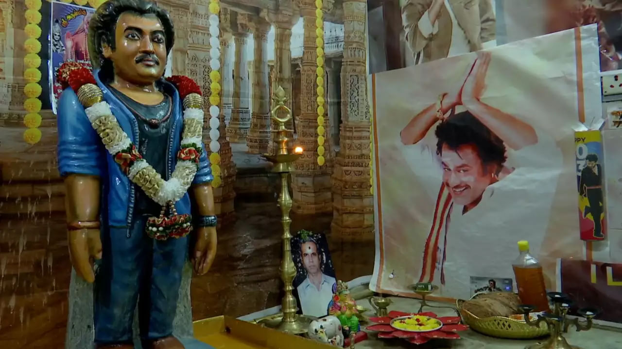 కోలీవుడ్ స్టార్ సూపర్‌స్టార్ రజనీకాంత్‎కి కూడా ఫ్యాన్స్ గుడి కట్టారు. అయితే అది తమిళనాడులో కాదు కర్ణాటకలోని కోలార్‌లోని అయన అభిమానులు ఆయన గౌరవార్థం ఒక ఆలయాన్ని నిర్మించడం జరిగింది.