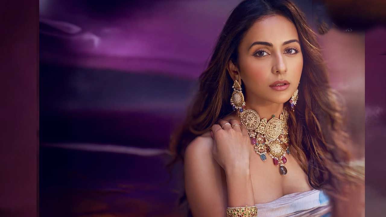 తర్వాత బాలీవుడ్ వైపు వెళ్లి అక్కడ కూడా తన గ్లామర్‌తో మంచి ఫేమ్ సంపాదించుకుంది. అంతే కాకుండా బాలీవుడ్ నిర్మాత జాకీ భగ్నాని ప్రేమించి పెళ్లి చేసుకుంది. మరో వైపు బిజినెస్‌లు చూసుకుంటూ చాలా బిజీగా గడిపేస్తుంది.