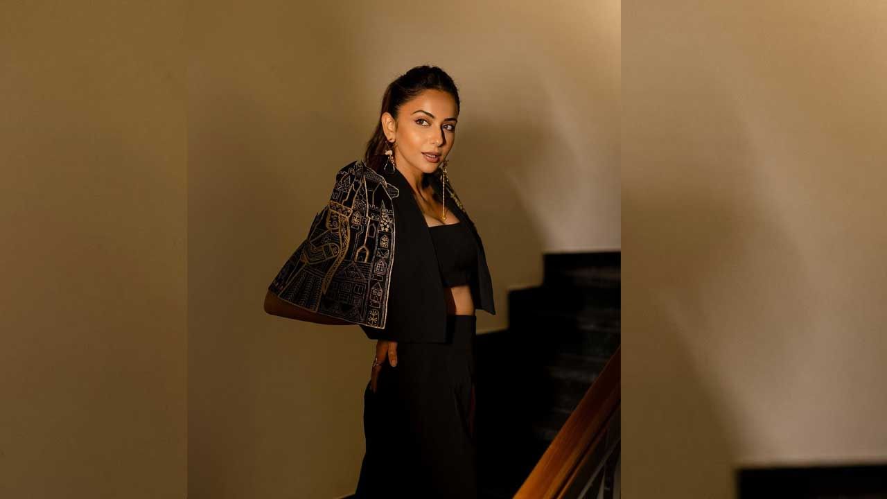 బ్యూటీ రకుల్ ప్రీత్ సింగ్ గురించి ఎంత చెప్పినా తక్కువే. అందం, అభినయం ఈ చిన్నదానికి సొంతం. కెరటం సినిమాతో వెండి తెరకు పరిచయమైన ఈ చిన్నది, వెంకటాద్రి ఎక్స్ ప్రెస్ మూవీతో తెలుగు అభిమానుల మనసు దోచుకుంది. ఈ మూవీతో టాలీవుడ్ యూత్ ఫేవరెట్ అయిపోయింది.