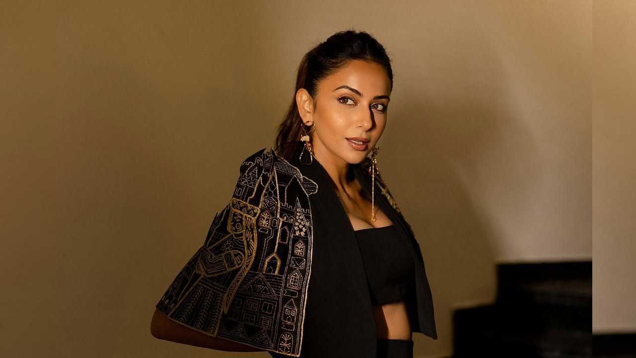 కొన్ని రోజుల పాటు టాలీవుడ్‌ను షేక్ చేసిన ఈ బ్యూటీ, తర్వాత తెలుగులో అవకాశాలు తగ్గడంతో, బాలీవుడ్ చెక్కేసింది. బాలీవుడ్ లో వరసగా ఛాన్స్ లు అందుకొని, అక్కడ కూడా స్టార్ హీరోలతో థియేటర్లలో సందడి చేసి మంచి గుర్తింపు తెచ్చుకుంది.