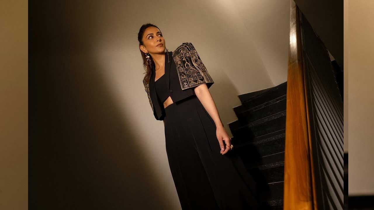 మరీ ముఖ్యంగా రకుల్ బాలీవుడ్ నిర్మాత జాకీ భగ్నానిని ప్రేమించి పెళ్లి చేసుకున్న విషయం తెలిసిందే. వీరి వివాహం అతి కొద్ది మంది బంధువులు, స్నేహితుల మధ్య గోవాలో ఘనంగా జరిగింది. పెళ్లి తర్వాత ఈ బ్యూటీ సినిమాల పరంగా కాస్త స్లో అయినా, బిజినెస్ లతో ఫుల్ బిజీ అయిపోయింది.