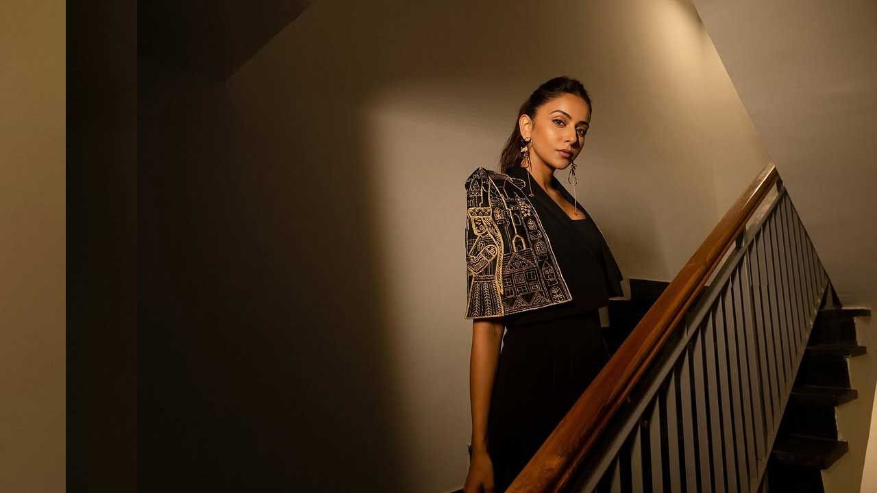 ఓ వైపు మూవీస్, మరో వైపు బిజినెస్ వ్యవహారాలు చూసుకుంటూ చాలా బిజీగా గడుపుతుంది ఈ చిన్నది. ఇక ఎప్పుడూ సోషల్ మీడియాలో ఫుల్ యాక్టివ్ గా ఉండే ఈ ముద్దుగుమ్మ  ఎప్పటికప్పుడు తన హాట్ ఫొటో షూట్ తో కుర్రకారు మదిని దోచేస్తుంటుంది. తాజాగా ఈ చిన్నది బ్లాక్ కలర్ డ్రెస్‌లో తన అందంతో మతిపొగొడుతుంది. ప్రస్తుతం దీనికి సంబంధించిన ఫొటోలు నెట్టింట్లో తెగ వైరల్ అవుతున్నాయి.