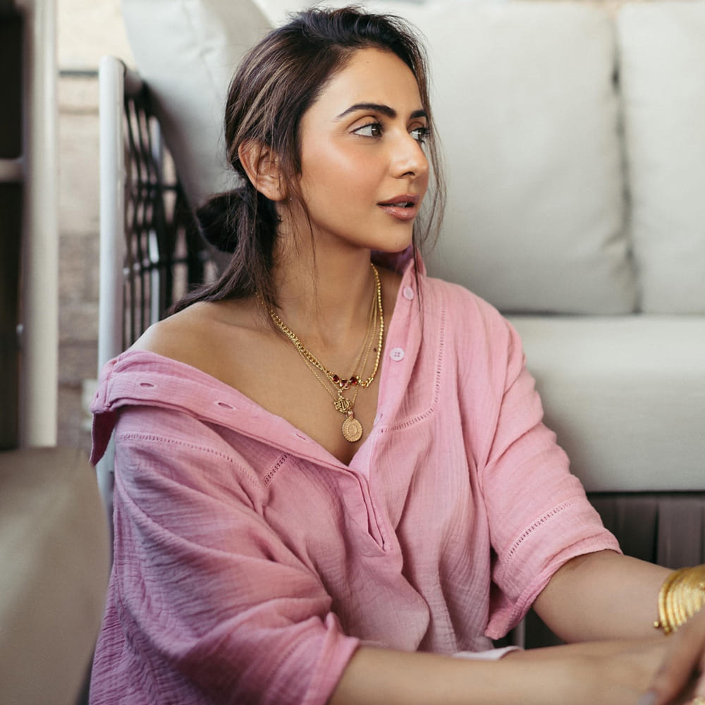 రకుల్‌ పెదాలకు ఫిల్లింగ్‌ చేయించుకున్నారంటూ గతంలో పలువురు కామెంట్‌ చేశారట. అయితే అందులో నిజం లేదన్నారు ఈ బ్యూటీ. తనకు అలాంటి అవసరం ఎప్పుడూ రాలేదన్నారు. ఒకవేళ ఎవరైనా కాస్మటిక్‌ సర్జరీలు చేయించుకున్నా, తానేం తప్పు పట్టనని చెప్పారు. 