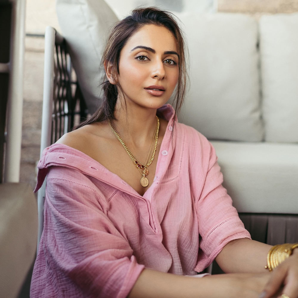 గతంతో పోలిస్తే ఇప్పుడు చాలా విషయాలకు మెరుగైన వైద్యం అందుబాటులో ఉంది. కొందరు సౌందర్యాన్ని మెరుగు పరచుకోవడం కోసం వైద్యులను సంప్రదిస్తుంటారు. అలాంటివారిని నేనసలు తప్పు పట్టను. ఎవరిష్టం వారిది. కానీ, నేను అలాంటి అవసరంతో ఎప్పుడూ వైద్యులను సంప్రదించలేదన్నారు. 