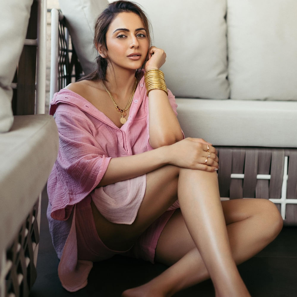 ఆరోగ్యాన్ని నిర్లక్ష్యం చేయొద్దని మాత్రం పదే పదే చెబుతున్నారు ఈ బ్యూటీ. రెస్ట్ కావాల్సి వచ్చినప్పుడు మన శరీరం కొన్ని హింట్స్ ఇస్తుందని, అలాంటప్పుడు వాటిని తప్పకుండా వినాలని, నిర్లక్ష్యం చేయొద్దని అన్నారు. జిమ్‌లో గాయపడి ఆరు నెలలైనా, తానింకా పూర్తిగా కోలుకోలేదన్నారు రకుల్‌. 