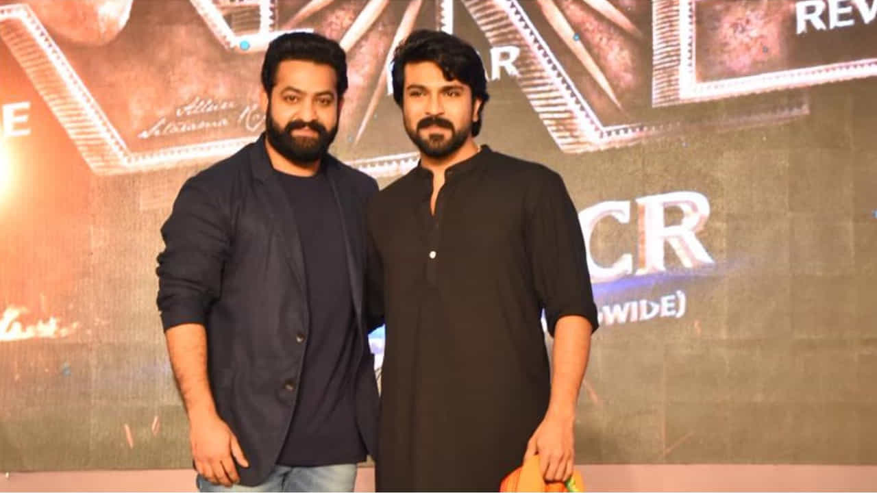 సినీ ఇండస్ట్రీలో ఒకరి కోసం కథ రెడీ చేస్తే మరొకరు చేయడం అనేది చాలా కామన్. కొందరు హీరోలు రిజక్ట్ చేసిన సినిమాతో మరో హీరో బ్లాక్ బస్టర్ హిట్ అందుకుంటాడు. అయితే అలానే ఒక హీరో కోసం రెడీ చేసిన కథలోకి మరో హీరో సడనె ఎంట్రీ ఇచ్చి బ్లాక్ బస్టర్ హిట్ అందుకున్నాడు.