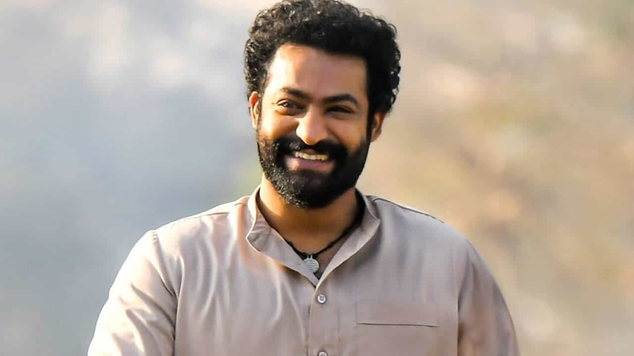 ఇక దేవరతో బ్లాక్ బస్టర్ అందుకున్న తారక్, త్వరలో వార్ 2 సినిమాతో ఆడియన్స్ను పలకరించేందుకు సిద్ధమవుతున్నాడు. ఈ సినిమాతో మొదటిసారి బాలీవుడ్ ఎంట్రీ ఇవ్వనన్నాడు. ఈ మూవీ తర్వాత ప్రశాంత్ నీల్ డైరెక్షన్లో సినిమాతో అభిమానులను ఎంటర్టైన్ చేయనున్నారు.