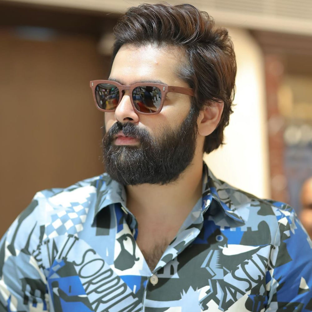 యంగ్ హీరో రామ్ ప్రేమలో ఉన్నారు. ఓ హ్యాపెనింగ్ బ్యూటీతో డేటింగ్ చేస్తున్నారా...? కలిసి నటిస్తున్న సినిమా ఇంకా రిలీజ్ కాముందే ఏడడుగులు నడిచేందుకు రెడి అయిపోయారు? కొద్ది రోజులుగా టాలీవుడ్లో ఇదే ట్రెండింగ్ టాపిక్. అయితే విషయంలో ఫుల్ క్లారిటీ ఇచ్చేశారు ఆ హీరోయిన్. ఇంతకీ ఎవరా బ్యూటీ..? ఏం క్లారిటీ ఇచ్చారు..? ఈస్టోరీలో చూద్దాం.