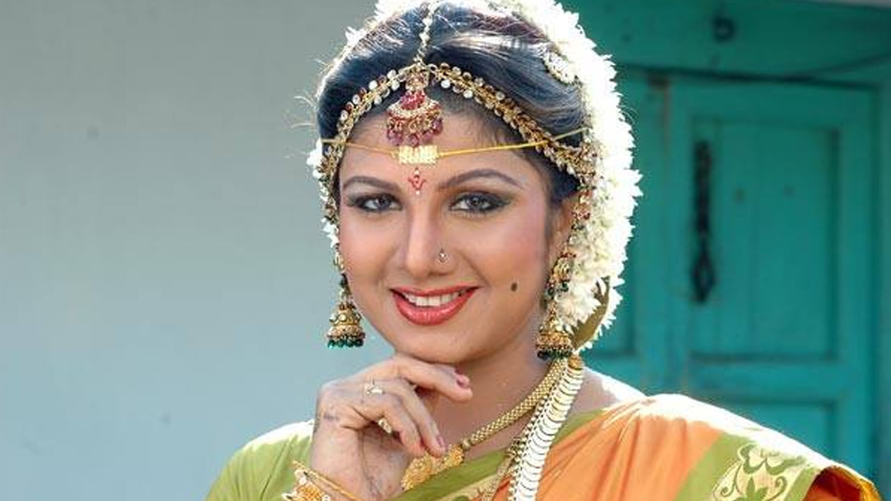 రంభ.. ప్రత్యేకంగా పరిచయాలు అవసరం లేని పేరు. ఆ ఒక్క‌టి అడ‌క్కుతో హీరోయిన్‌గా పరిచయమైన ఈ బ్యూటీ.. హిట్లర్, బావ‌గారు బాగున్నారా లాంటి సినిమాలతో స్టార్ అయిపోయారు. మలయాళం, త‌మిళంలోనూ రంభకు మంచి ఫాలోయింగ్ ఉంది.