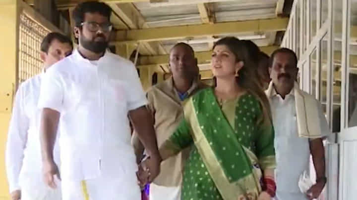 Watch Video: భర్తతో కలిసి తిరుమల శ్రీవారి సేవలో రంభ Watch Video: భర్తతో కలిసి తిరుమల శ్రీవారి సేవలో రంభ