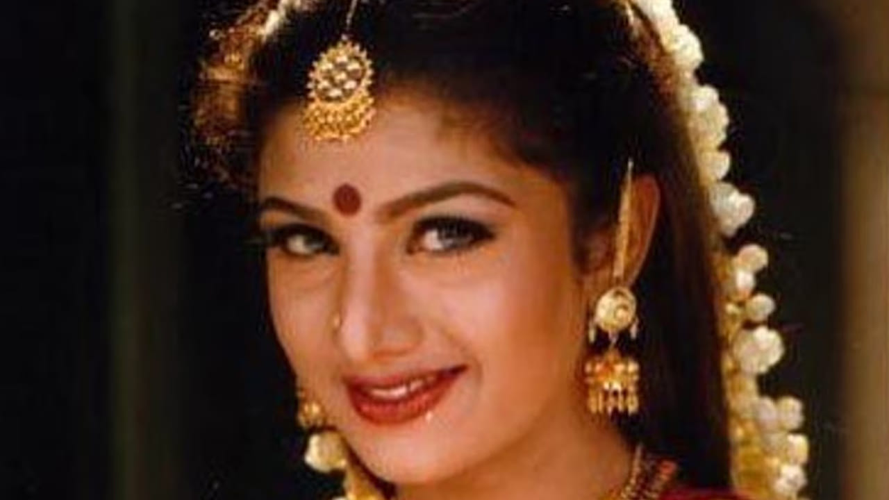 తమ పిల్లలిప్పుడు ఎవ‌రి ప‌నులు వాళ్లు చేసుకుంటున్నారని.. తనపై ఆధారపడట్లేదని.. అందుకే రీ ఎంట్రీపై ఫోకస్ చేస్తున్నానని తెలిపారు రంభ. తనకు నటనపై ఉన్న ఆసక్తి భ‌ర్త‌కు కూడా తెలుసు కాబట్టే ఆయన కూడా ఓకే అన్నారన్నారు ఈమె. ఈ మధ్యే ఓ డ్యాన్స్ షోకు జ‌డ్జిగా చేసిన రంభ.. త్వరలోనే సినిమాలు కూడా చేస్తానంటున్నారు.