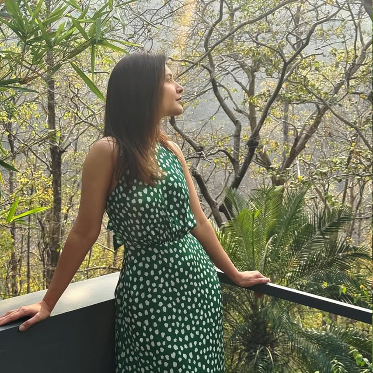 రాశీ ఖన్నా మోడలింగ్ తో తన కెరీర్ మొదలు పెట్టింది. ఈ ముద్దుగుమ్మ ప్రధానంగా తెలుగు, తమిళ చిత్రాల్లో నటించి మెప్పించింది. ఈ అమ్మడు నవంబర్ 30, 1990న న్యూఢిల్లీలో జన్మించింది. డిగ్రీ చదువుకున్న తర్వాత, ఆమె మోడలింగ్‌లోకి ప్రవేశించి, తర్వాత సినిమా రంగంలో అడుగుపెట్టింది.