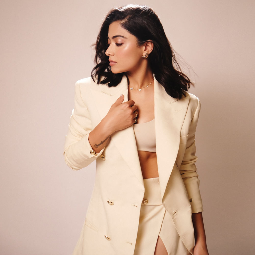 స్టేజ్‌ మీద సామ్‌ లవ్‌ సింబల్‌ని చూపించిన తీరు చూసిన వారందరూ రష్మికను మరోసారి గుర్తుచేసుకున్నారంటే.. ప్రమోషన్ల పరంగా నేషనల్‌ క్రష్‌ ఏ రేంజ్‌ ఇంపాక్ట్ క్రియేట్‌ చేశారో అర్థం చేసుకోవచ్చు. 