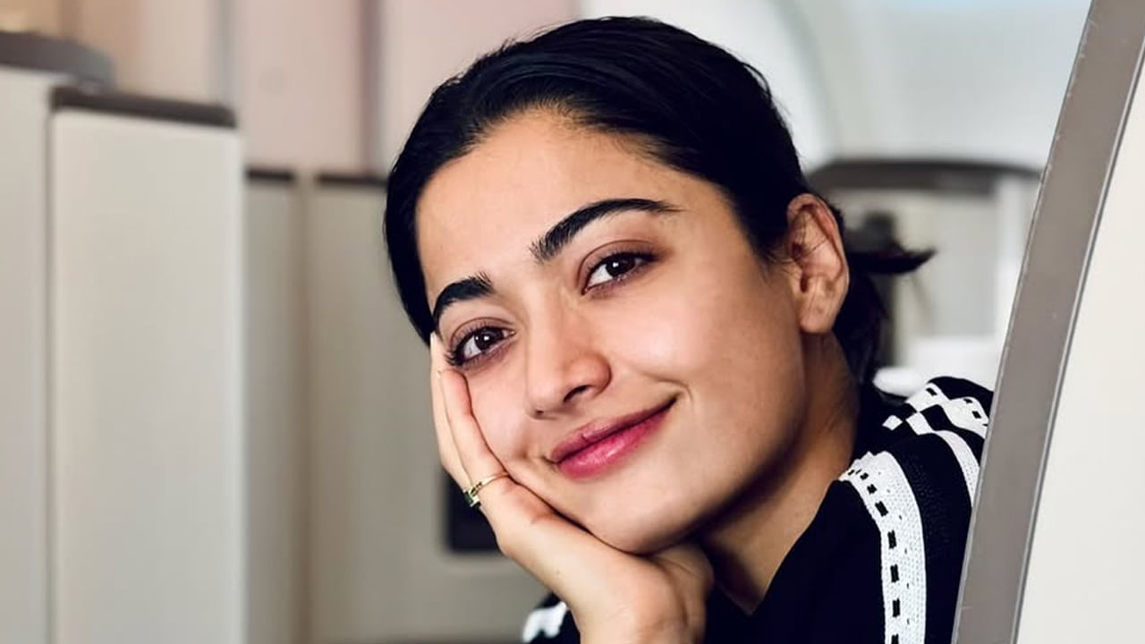 గీతా గోవిందం సినిమాతో మంచి క్రేజ్ సంపాదించుకొని, వరసగా స్టార్ హీరోల సినిమాల్లో ఛాన్స్ కొట్టేసింది. ముఖ్యంగా పుష్ప సినిమాతో పాన్ ఇండియా లెవల్‎లో మంచి క్రేజ్ సొంతం చేసుకుంది. దీంతో ఈ అమ్మడుకు విపరీతంగా ఫ్యాన్ ఫాలోయింగ్ పెరిగిపోయింది.