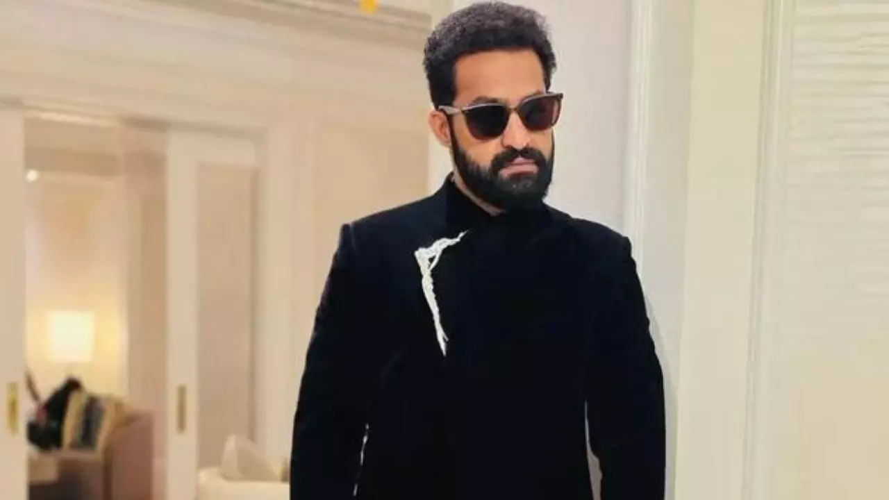 అయితే ఈ సినిమాను మొదట డైరెక్టర్ జూనియర్ ఎన్టీఆర్ తో తీయాలని, అతని కోసమే కథను రాసుకున్నాడంట. దీంతో ఒక రోజు హీరోకు కథను కూడా వినిపించాడంట. కానీ తారక్ కు కథ నచ్చకపోవడంతో మూవీని రిజక్ట్ చేశారు.