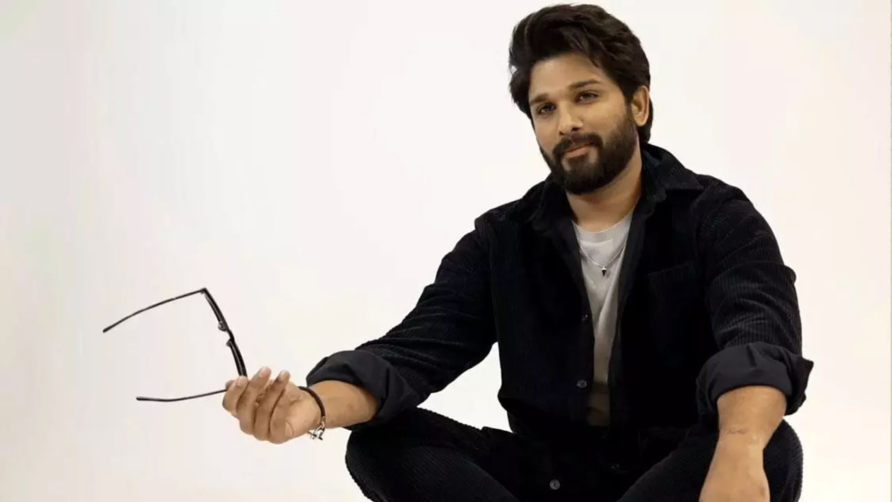  తర్వాత దర్శకుడు అల్లు అర్జున్ వద్దకు వెళ్లి మూవీ కథను వివరించాడంట. అల్లు అర్జున్ కు కథ బాగా నచ్చిందంట. కానీ ఈ హీరో అప్పటికే ఆర్య సినిమా కమిట్ అవ్వడంతో మూవీని రిజక్ట్ చేశాడంట. అలా ఇద్దరు స్టార్ హీరోలు మిస్ చేసుకున్న ఈ కథను డైరెక్టర్ రవితేజకు వినిపించాడంట.