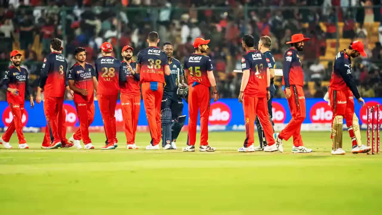ఇండియన్ ప్రీమియర్ లీగ్ సీజన్ 18లో 14 మ్యాచ్లు పూర్తయ్యాయి. చాలా టీమ్స్ మూడేసి మ్యాచ్లు ఆడితే, ఓ రెండు టీమ్స్ రెండేసి మ్యాచ్లు పూర్తి చేసుకున్నాయి. అయితే బుధవారం గుజరాత్ టైటాన్స్ చేతిలో ఆర్సీబీ ఓటమితో పాయింట్ల పట్టికలో మార్పులు చోటు చేసుకున్నాయి.