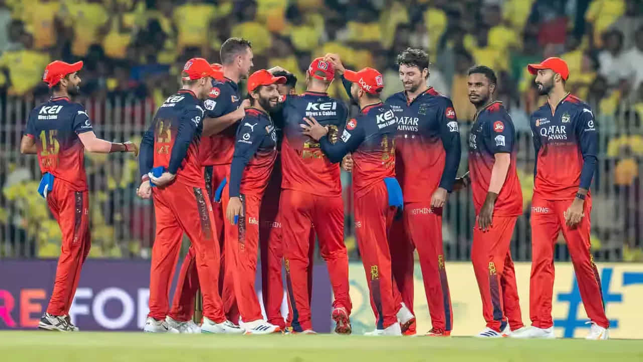 రాయల్ ఛాలెంజర్స్ బెంగళూరు: ఆర్సీబీ మొదటి రెండు మ్యాచ్ల్లో గెలిచింది, కానీ మూడవ మ్యాచ్లో ఓడిపోయింది. దీనితో, వారు 1.149 నికర రన్ రేట్తో మొత్తం 4 పాయింట్లతో మూడవ స్థానానికి పడిపోయారు. ఇక తర్వాత స్థానాల్లో వరుసగా గుజరాత్, ముంబై, లక్నో, చెన్నై, హైదరాబాద్, రాజస్థాన్, కోల్కతా జట్లు ఉన్నాయి.