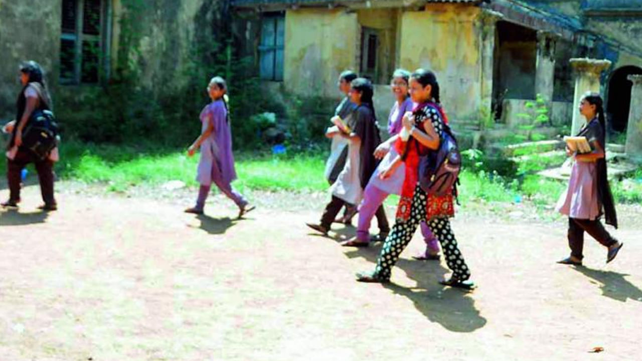 Andhra: వేసవి సెలవులు ఎంజాయ్ చేయాలనుకుంది.. అంతలోనే స్కూల్ను తిరిగి వస్తుండగా