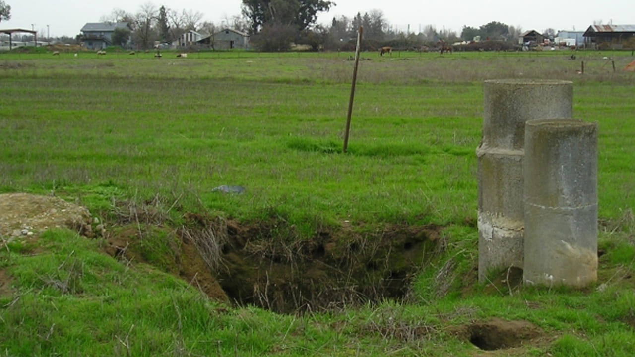 Andhra: ఊరు శివారు పాడుబడ్డ బావిలో వింత వాసన.. డౌట్ వచ్చి.. వెళ్లి చూడగా