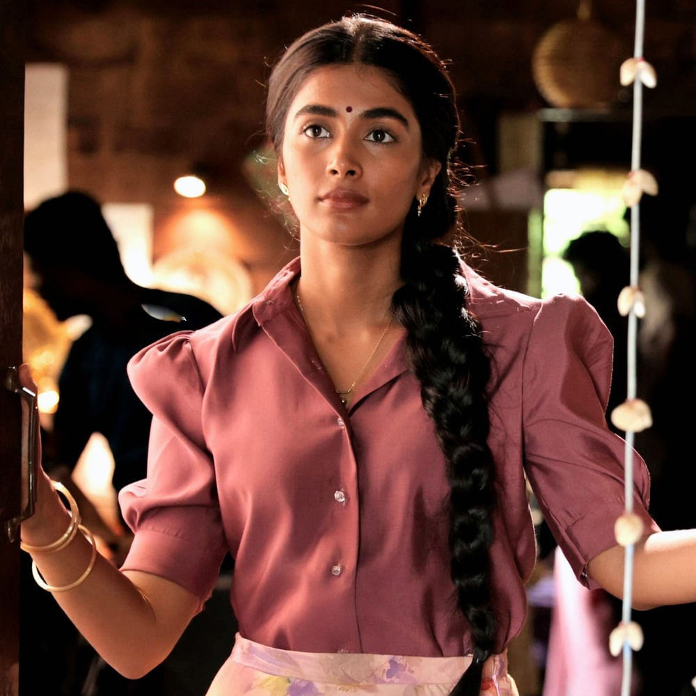 రెట్రో సినిమాను తెలుగులో సితార ఎంటర్‌టైన్మెంట్స్‌పై లక్కీ ప్రొడ్యూసర్ నాగవంశీ విడుదల చేస్తున్నారు. తాజాగా సెన్సార్ పూర్తి చేసుకున్న ఈ సినిమాకు U/A సర్టిఫికేట్ వచ్చింది. 2 గంటల 48 నిమిషాల నిడివితో రెట్ర్ రిలీజ్‌కు రెడీ అయింది. మరి ఈ సినిమాతో అయినా సూర్య కష్టాలు తీరిపోతాయేమో చూడాలిక.