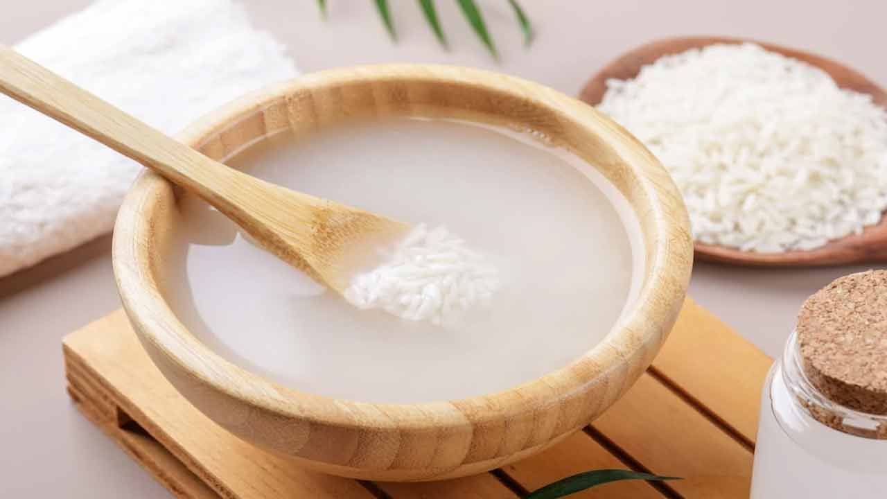 గంజి నీళ్ల‌లో ఉండే యాంటీఆక్సిడెంట్లు త‌ల చ‌ర్మాన్ని శుభ్రంగా ఉంచుతాయి. గంజి నీళ్లు స్కాల్ప్‌పై ఉండే మ‌లినాల‌ను తొల‌గించ‌డంలో స‌మర్ధ‌వంతంగా ప‌నిచేస్తాయి. రెగ్యుల‌ర్‌గా రైస్ వాట‌ర్‌ను ఉప‌యోగించ‌డం వల్ల జుట్టు మెరుస్తుంది. నల్లని నిగారించే జుట్టు కోసం తరుచూ గంజిని అప్లై చేసుకోండి.