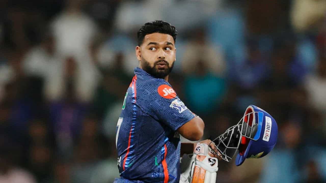 ఢిల్లీ క్యాపిటల్స్ బౌలింగ్ ఆల్ రౌండర్ కెప్టెన్ అక్షర్ పటేల్ 4 మ్యాచ్‌లలో 3 ఇన్నింగ్స్‌లలో 161.11 స్ట్రైక్ రేట్‌తో బ్యాటింగ్ చేశాడు. అక్షర్ 56 పరుగులు చేశాడు. అక్షర్ బ్యాట్ నుంచి 7 ఫోర్లు, 2 భారీ సిక్సర్లు వచ్చాయి. అదేవిధంగా, సన్‌రైజర్స్ హైదరాబాద్ కెప్టెన్ పాట్ కమ్మిన్స్ కూడా ప్రధానంగా బౌలింగ్ చేస్తాడు. బ్యాటింగ్‌లో, కమ్మిన్స్ 5 మ్యాచ్‌లలో 5 ఇన్నింగ్స్‌లలో 155.55 స్ట్రైక్ రేట్‌తో 56 పరుగులు చేశాడు. అతని బ్యాట్ నుంచి 5 ఫోర్లు, 4 సిక్సర్లు కూడా వచ్చాయి. అట్టడుగున లక్నో సూపర్ జెయింట్స్ కెప్టెన్ రిషబ్ పంత్ ఉన్నాడు. అతను కేవలం 59.37 స్ట్రైక్ రేట్‌తో బ్యాటింగ్ చేశాడు. 5 మ్యాచ్‌ల్లో నాలుగు ఇన్నింగ్స్‌లలో పంత్ కేవలం 19 పరుగులు మాత్రమే చేశాడు. ఈ సీజన్‌లో పంత్ ఒకే ఒక్క సిక్స్ కొట్టాడు.