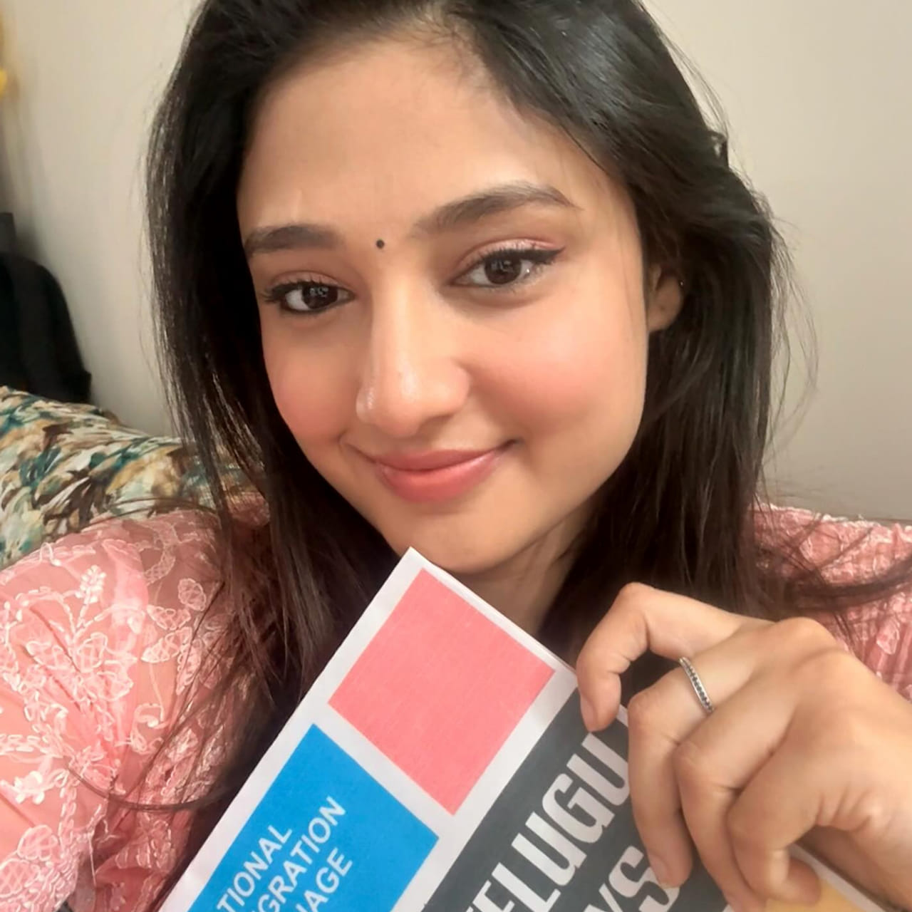 రితికా నాయక్.. ఢిల్లీకి చెందిన ఈ ముద్దుగుమ్మ  మోడలింగ్ ద్వారా కెరీర్ ప్రారంభించింది. ఆతర్వాత నటిగా మారి ప్రేక్షకులను అలరిస్తుంది. ఆమె ప్రధానంగా తెలుగు చలనచిత్ర పరిశ్రమలో పనిచేస్తుంది. 