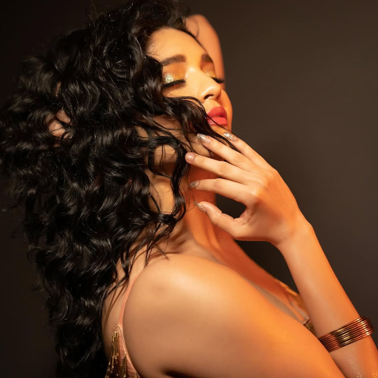 తెలుగులో క్రేజీ హీరోయిన్. తెలుగు, తమిళం, హిందీ భాషలలో నటించి మెప్పించింది. అందం, అభినయంతో కట్టిపడేసింది. సిల్వర్ స్క్రీన్ పై అద్భుతమైన నటనతో ప్రేక్షకులను కట్టిపడేసిన ఈ అమ్మడు మంచి కిక్ బాక్సర్. తండ్రి అడుగు జాడల్లోనే నడుస్తూ చిన్నతనం నుంచే మిక్స్డ్ మార్షల్ ఆర్ట్స్ లో ట్రైనింగ్ తీసుకుంది. 