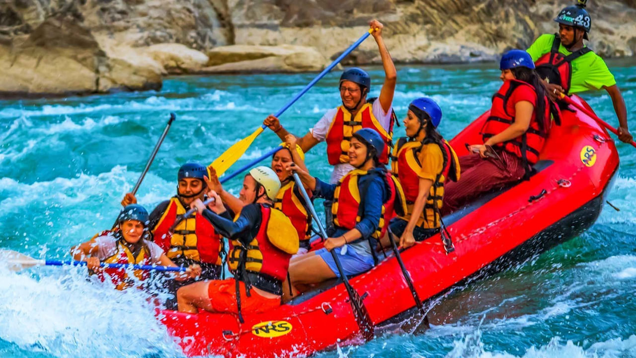 అలకనంద నది రివర్ రాఫ్టింగ్ కు బెస్ట్ ప్లేస్. గంగానదికి అతిపెద్ద ఉపనది అలకనంద. ఈ నదిలో రాఫ్టింగ్ సవాల్ తో కూడినది. ఇక్కడ రాఫ్టింగ్ చమోలి ప్రాంతం నుంచి రుద్ర ప్రయాగ వరకు కొనసాగుతుంది. ఈ మార్గంలో రాఫ్టింగ్ చేస్తూ ఉత్తరా ఖండ్ పర్వతాలు, లోయలు అందమైన ప్రదేశాలను అస్వాధించవచ్చు.