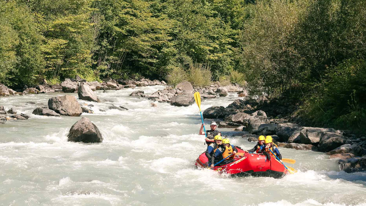 ఉత్తరా ఖండ్ లోని రిషికేశ్ రివర్ రాఫ్టింగ్ కు ప్రసిద్ధి చెందినది. రిషికేష్ లోని నాలుగు ప్రదేశాలలో రివర్ రాఫ్టింగ్ జరుగుతుంది. అది బ్రహ్మపురి, శివపురి, మెరైన్ డ్రైవ్,కౌడియాల. ఇక్కడ మీరు రోజంతా జాలీగా రాఫ్టింగ్ వెళ్ల వచ్చును.