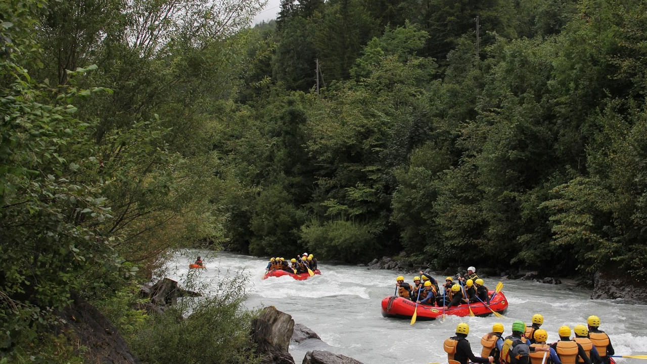తీస్తా నదిలో రాఫ్టింగ్ కూడా ఆనందించవచ్చు. అందమైన తెల్లని ఇసుక బీచ్లు, రాతి ప్రాంతాల మధ్య రాఫ్టింగ్ ఒక అద్భుతమైన అనుభవంగా ఉంటుంది. అంతే కాకుండా ఇక్కడ రాఫ్టింగ్ ఓ జ్ఞాపకంలా ఉంటుందంట.