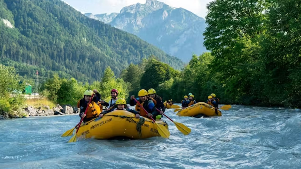 సింధు నది రాఫ్టింగ్ కు చాలా ఉత్తమం. లడఖ్ లోని జంస్కర్ పర్వతాలు, అందమైన చెట్లు, పచ్చని ప్రకృతి మధ్య రాఫ్టింగ్ చేయాలి అనుకుంటే సింధు నది బెస్ట్ ప్లేస్. ఇక్కడ మీరు రాఫ్టింగ్ కు వెళ్తే మంచుతో కప్పబడిన శిఖరాలు, లోతైన లోయను మిమ్మల్ని ఆకర్షిస్తాయి.