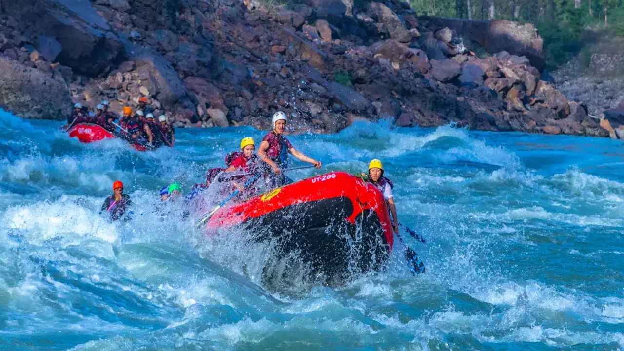ముస్సోరీలోని యమునానది కూడా రాఫ్టింగ్ కు ఉత్తమమైనది. ఇక్కడి ఎత్తైన వంతెనలు, లోయల మధ్య రాఫ్టింగ్ చేస్తే అనుభవం చాలా కొత్తగా, ఆనందాని్ని ఇస్తుందంట. అంతే కాకుండా ఉప్పొంగే నీటి మలుపుల గుండా మీరు రాఫ్టింగ్ చేయడం చాలా సరదగా అనిపిస్తుందంట.